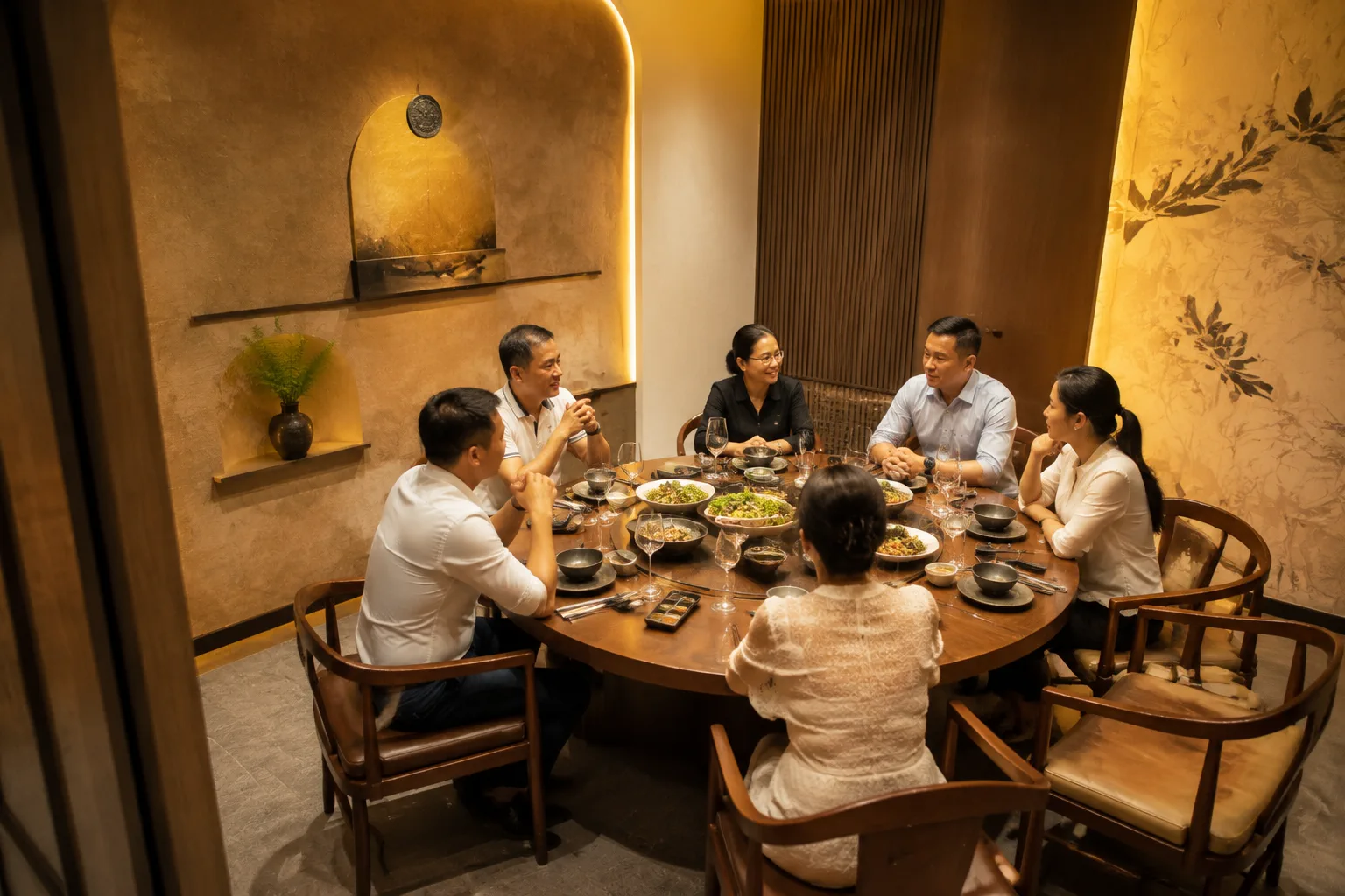 Không gian phòng VIP tại Nhà Hàng Hướng Liễu với nhóm khách người Việt đang dùng bữa và trò chuyện trong khu vực riêng tư, thể hiện sự thoải mái khi gặp mặt hoặc tiếp khách.