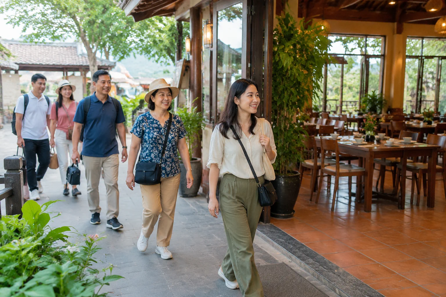 Đoàn khách du lịch Việt Nam vừa đến nhà hàng nghỉ chân sau hành trình, cùng di chuyển vào khu vực dùng bữa trong không gian thoáng đãng, thể hiện sự thuận tiện khi kết nối giữa lịc