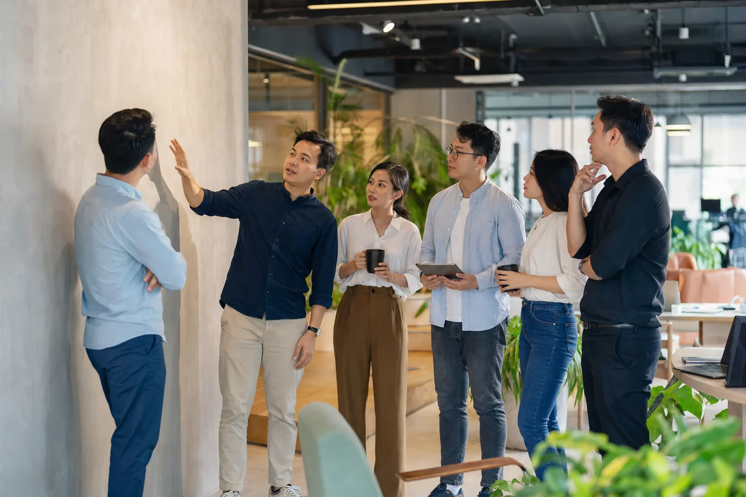 Không gian làm việc hiện đại của một doanh nghiệp Việt Nam với nhóm nhân sự đang cùng quan sát hành trình khách hàng trên website thông qua cách bố trí không gian và thiết bị không