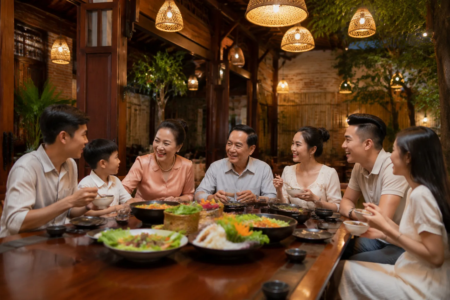 Gia đình và nhóm bạn cùng dùng bữa tại một nhà hàng ở Gia Nghĩa với không gian ấm cúng, thể hiện sự lựa chọn địa điểm phù hợp cho nhiều nhu cầu ăn uống