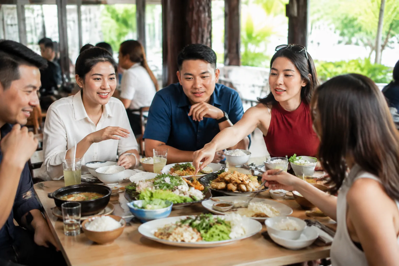 Nhân viên nhà hàng Việt Nam đang sắp xếp các phần chuẩn bị tại khu vực phục vụ để hỗ trợ trải nghiệm bữa ăn nhóm thuận tiện hơn
