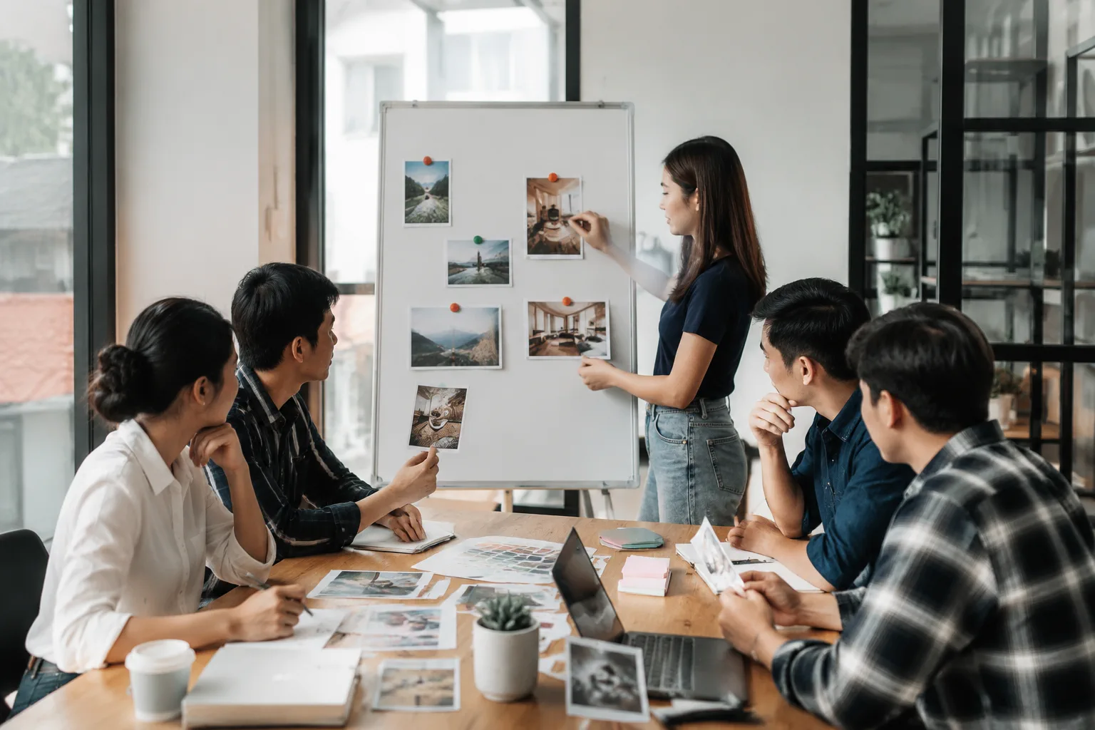 Nhóm doanh nghiệp mới thành lập đang chuẩn bị nội dung và cấu trúc website trong quá trình lập kế hoạch