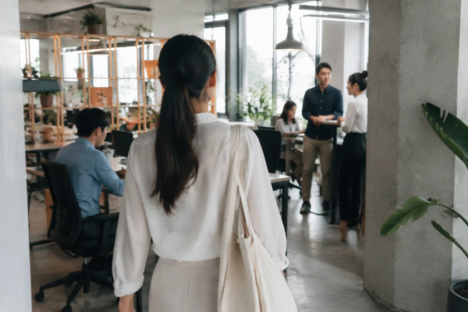 Nhân viên doanh nghiệp Việt Nam trải nghiệm quy trình tìm kiếm thông tin dịch vụ trong không gian kinh doanh thực tế, thể hiện việc đánh giá trải nghiệm người dùng trước khi làm lạ