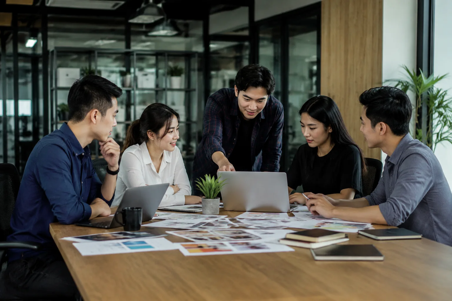 Nhà sáng lập doanh nghiệp nhỏ tại Việt Nam đang trao đổi định hướng xây dựng website cùng nhóm cộng sự trong không gian văn phòng hiện đại