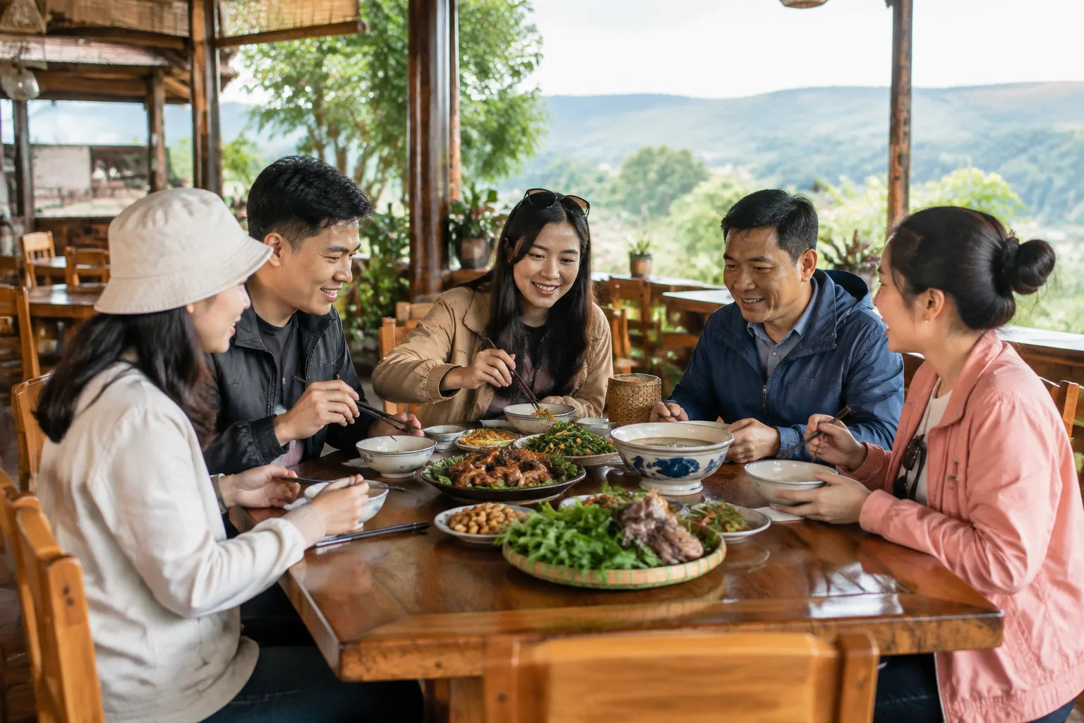 Du khách Việt Nam thưởng thức bữa ăn tại nhà hàng địa phương ở Đắk Nông với các món ăn được sắp xếp theo nhóm trên bàn, thể hiện việc lựa chọn thực đơn phù hợp cho hành trình khám