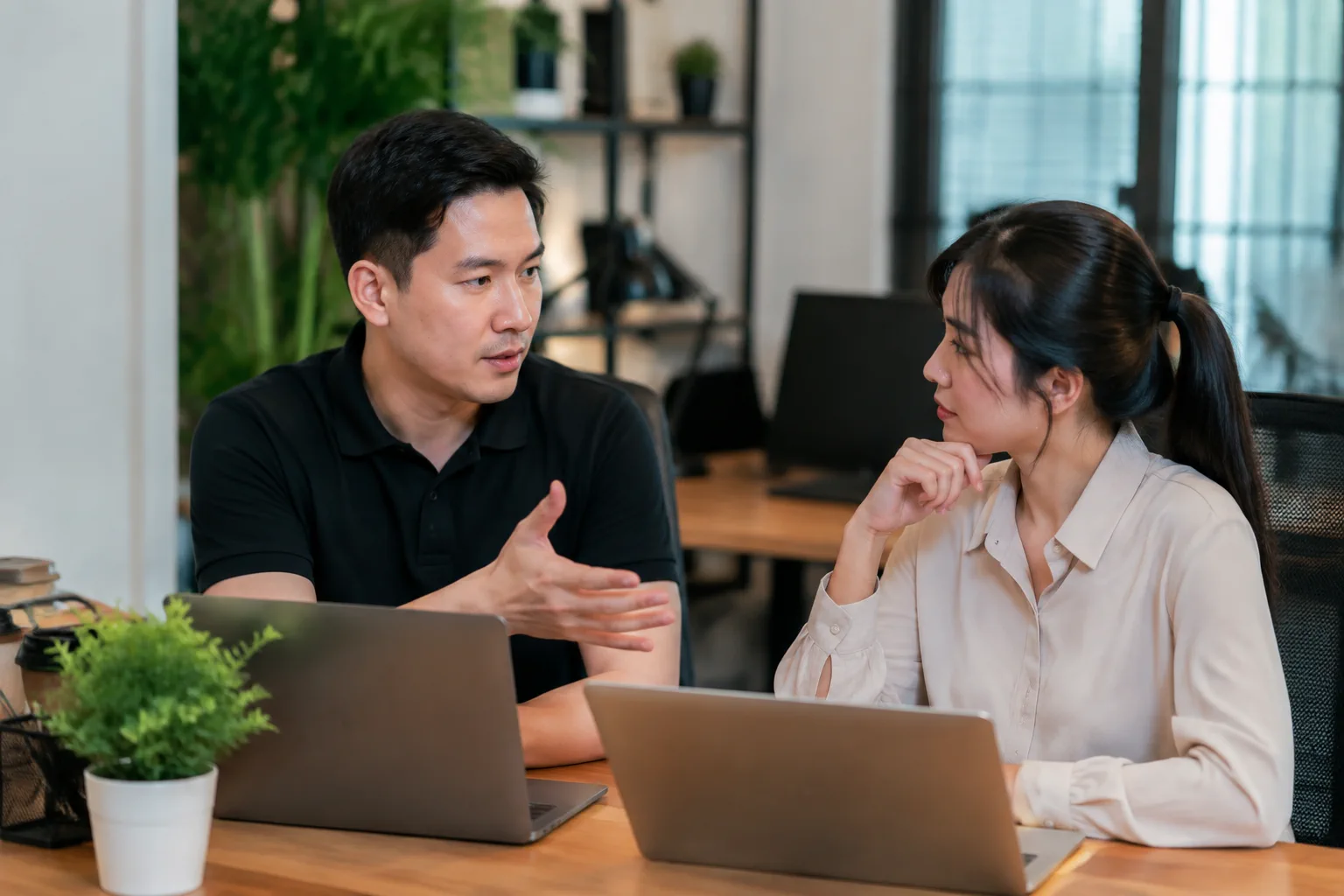 Chuyên gia thiết kế website Việt Nam đang sắp xếp các nhóm nội dung và dịch vụ để tạo cấu trúc điều hướng rõ ràng