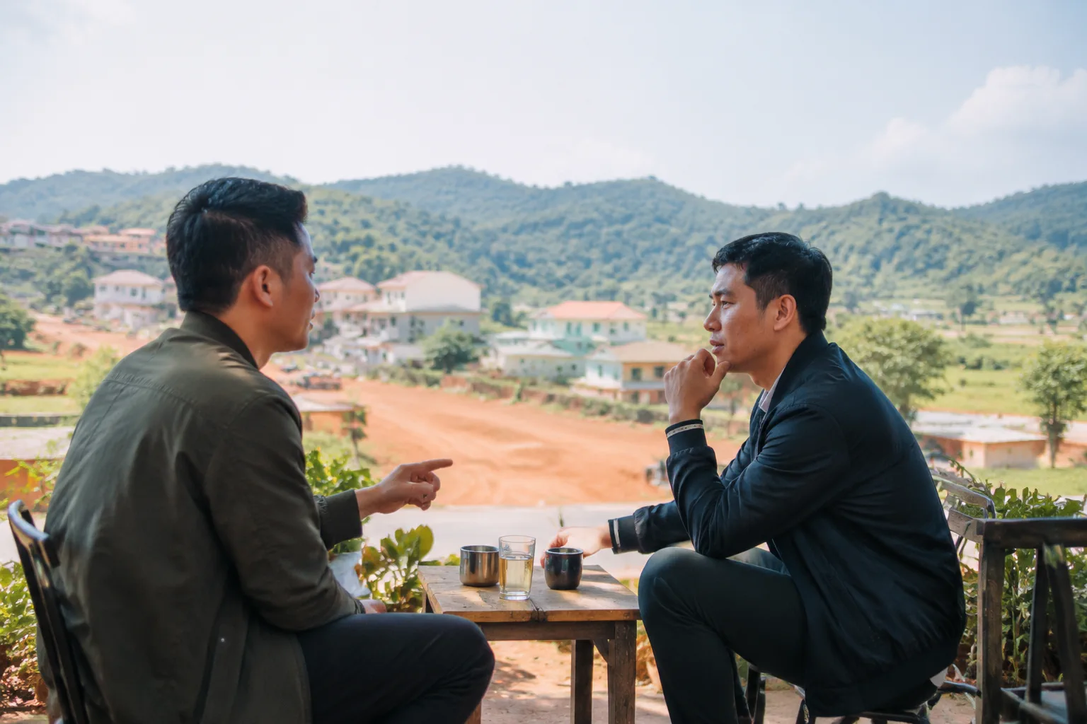 Người mua bất động sản đang chuẩn bị trao đổi nhu cầu tìm kiếm tài sản tại một không gian sinh hoạt địa phương ở Đắk Nông, với các yếu tố như trang phục thực tế, khu vực xung quanh
