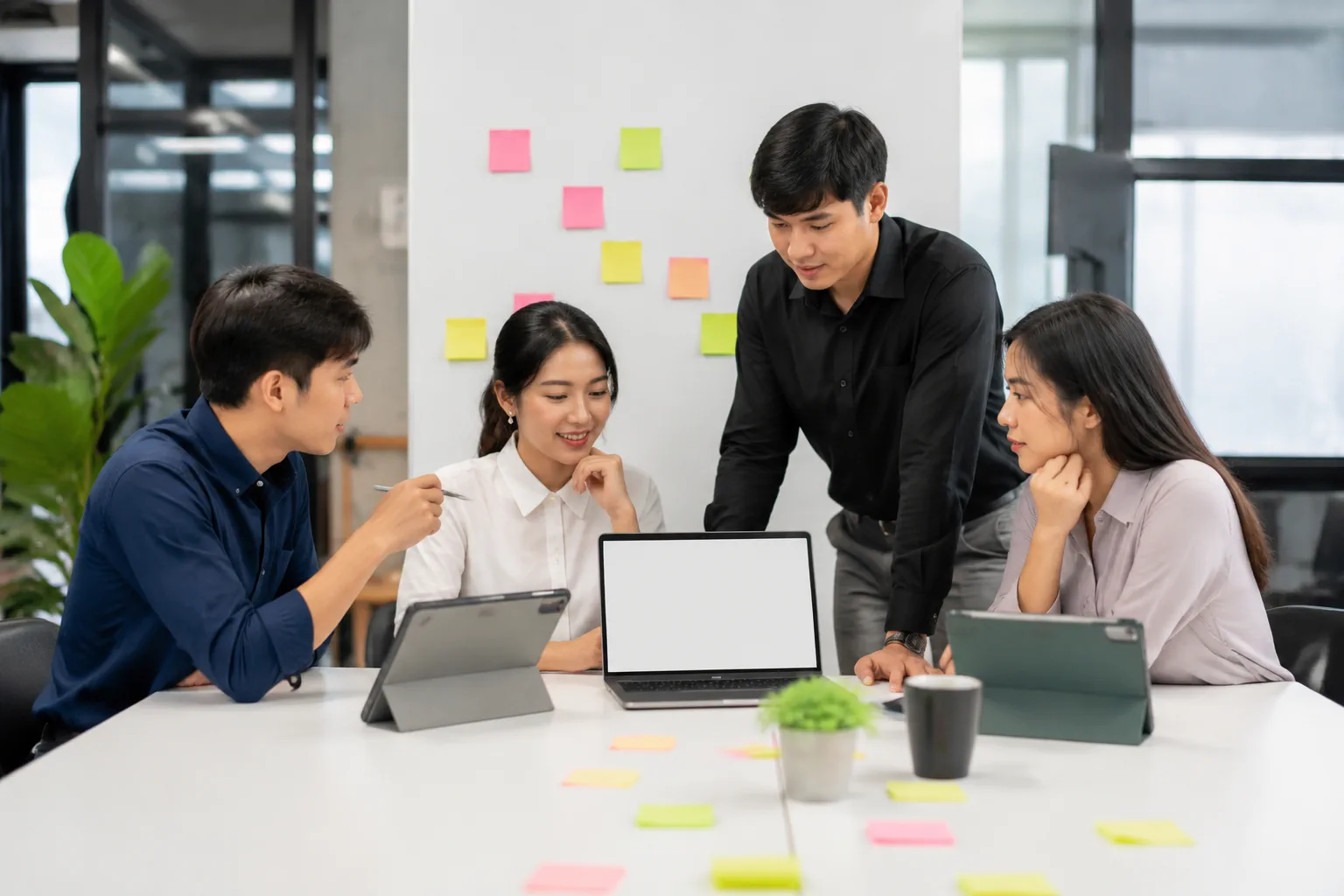 Nhân sự marketing và các bộ phận liên quan đang rà soát nội dung và phân công nhiệm vụ cho dự án website trong buổi làm việc nội bộ.