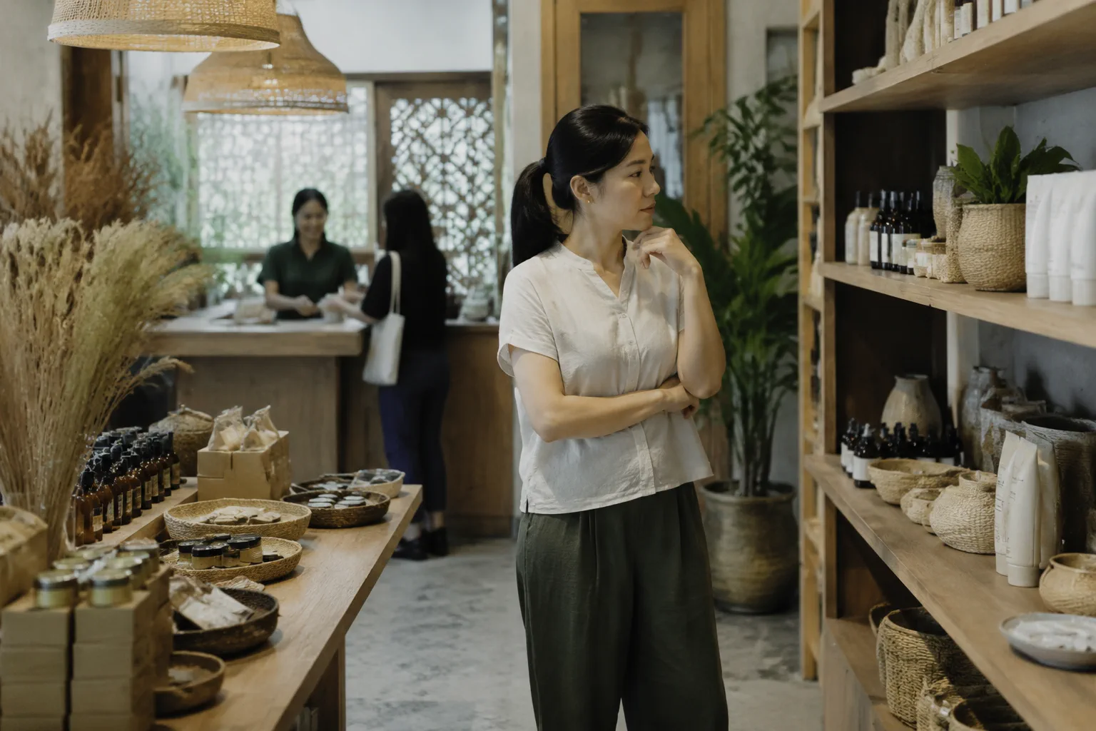 Nhân viên doanh nghiệp Việt Nam kiểm tra cách trưng bày sản phẩm và khu vực tư vấn khách hàng trong không gian kinh doanh thực tế, thể hiện sự khác biệt về nội dung cần chuẩn bị ch