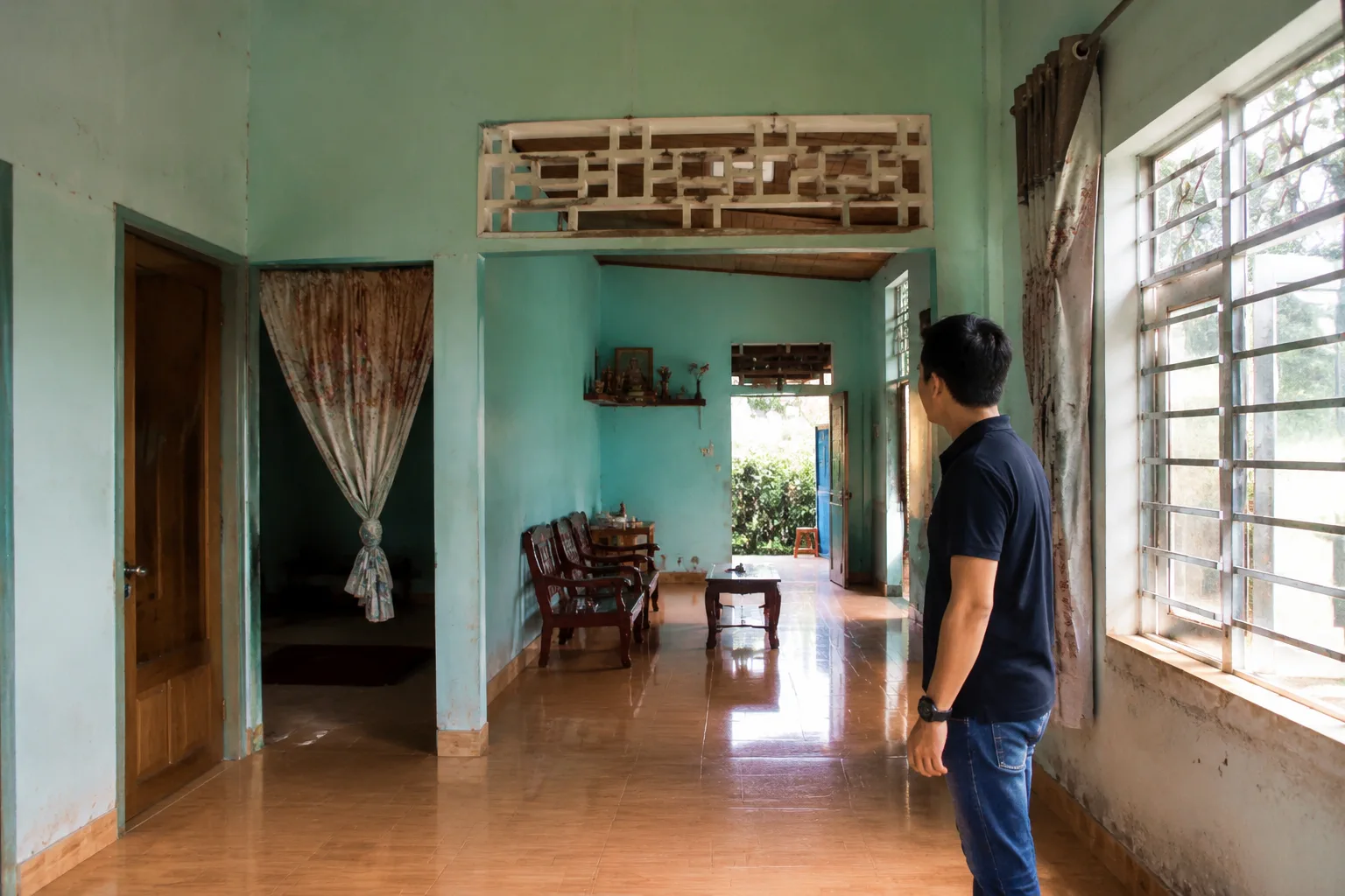 Người mua bất động sản tại Gia Nghĩa kiểm tra các yếu tố thực tế của một căn nhà đang quan tâm bằng cách quan sát không gian và kết cấu sử dụng, thể hiện quá trình tìm hiểu tài sản