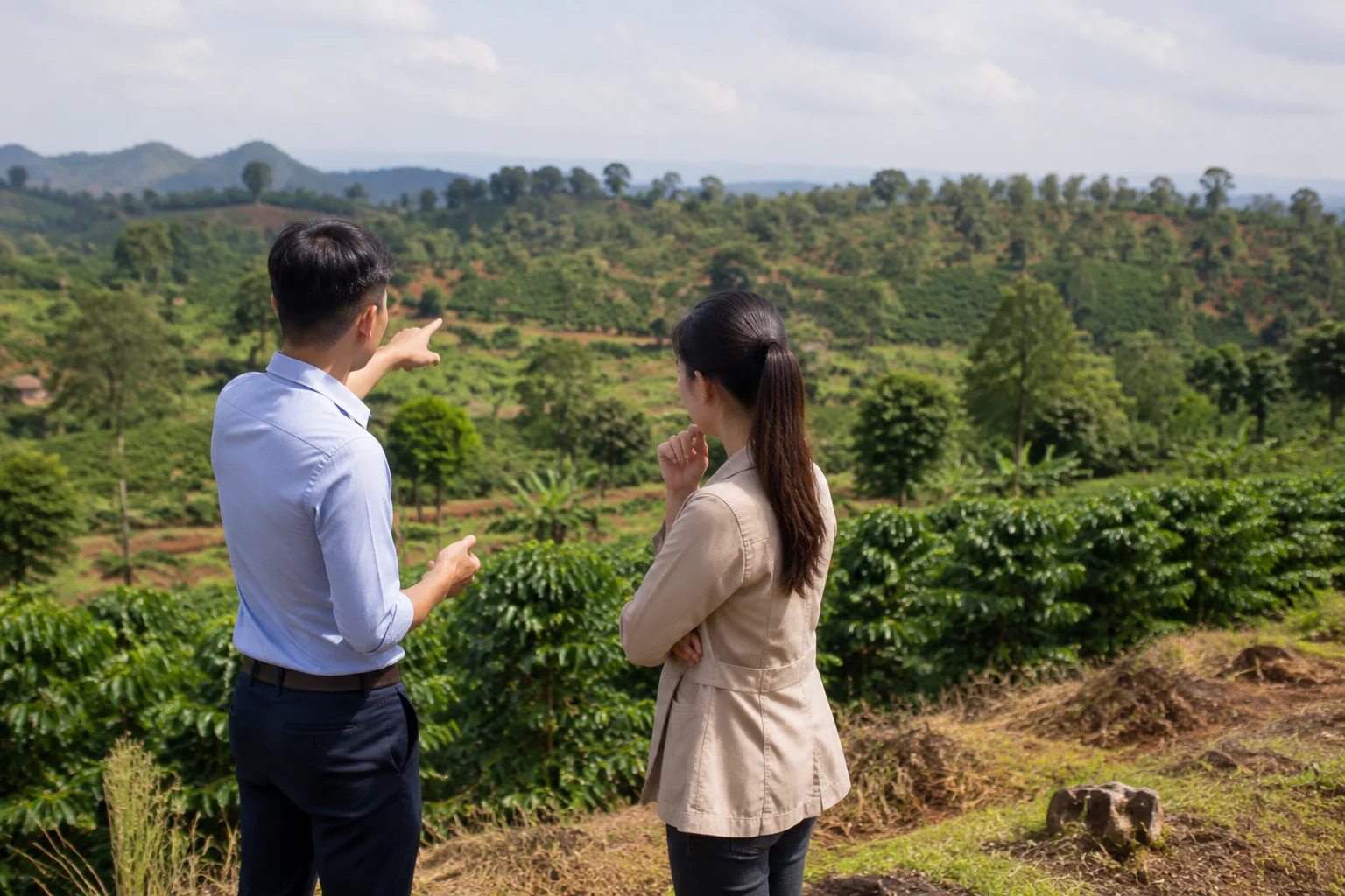 Người mua bất động sản tại Đắk Nông đang khảo sát một khu đất ngoài thực tế cùng chuyên viên tư vấn, thể hiện bước kiểm tra trước khi giao dịch