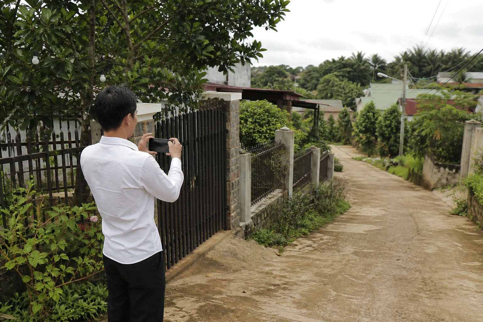 Người hỗ trợ bất động sản quay video hiện trạng lối tiếp cận căn nhà tại Gia Nghĩa để giúp khách ở xa hình dung đường vào và khu vực xung quanh.