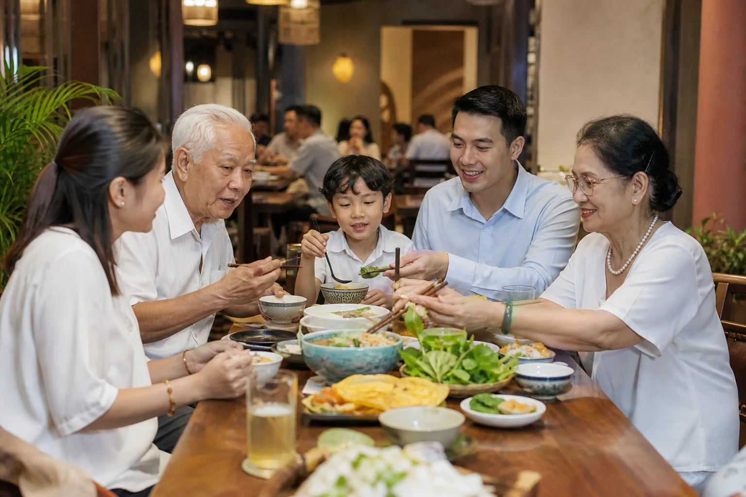 Nhóm khách gia đình Việt Nam đang trải nghiệm không gian dùng bữa trong nhà hàng trước khi quyết định địa điểm tổ chức sự kiện, thể hiện yếu tố ẩm thực và sự kết nối trong buổi gặp